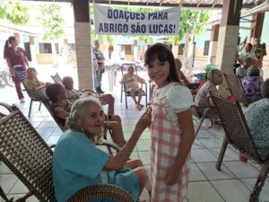 A pequena Alice, de 10 anos, e uma idosa do abrigo São Lucas