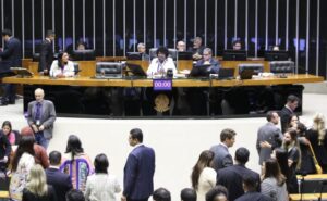 Deputados analisam propostas em Plenário