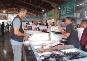 Agentes do IMEPI durante fiscalização no Mercado do Peixe