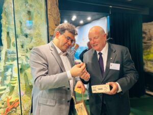 Governador Rafael Fonteles conhecendo a opala da Austrália