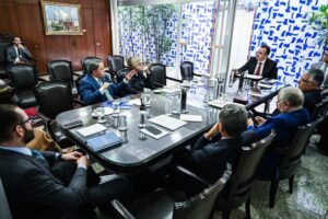Efraim Filho fala durante a reunião de líderes com o presidente do Senado, Rodrigo Pacheco; líder do União listou projetos prioritários para abril em coletiva logo após a reunião Fonte: Agência Senado