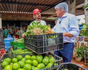 Ministro Wellington Dias com produtores e vendedores