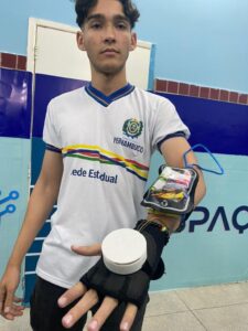 Luva criada por alunos de Pernambuco custa apenas 92 reais
