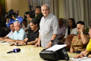 Silvio Mendes em reunião com secretariado