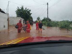 Bombeiros resgatando piauienses