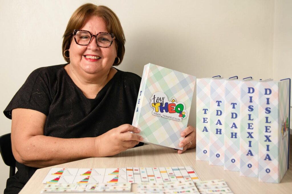 Professora do CCE, Sandra Ramos, mestre e doutora em Educação, com enfase em educação especial e inclusiva