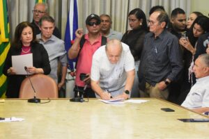 Prefeito Silvio Mendes assina documentos