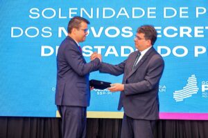 Chico Lucas recebeu homenagem do governador Rafael Fonteles pelos serviços prestados ao Piauí