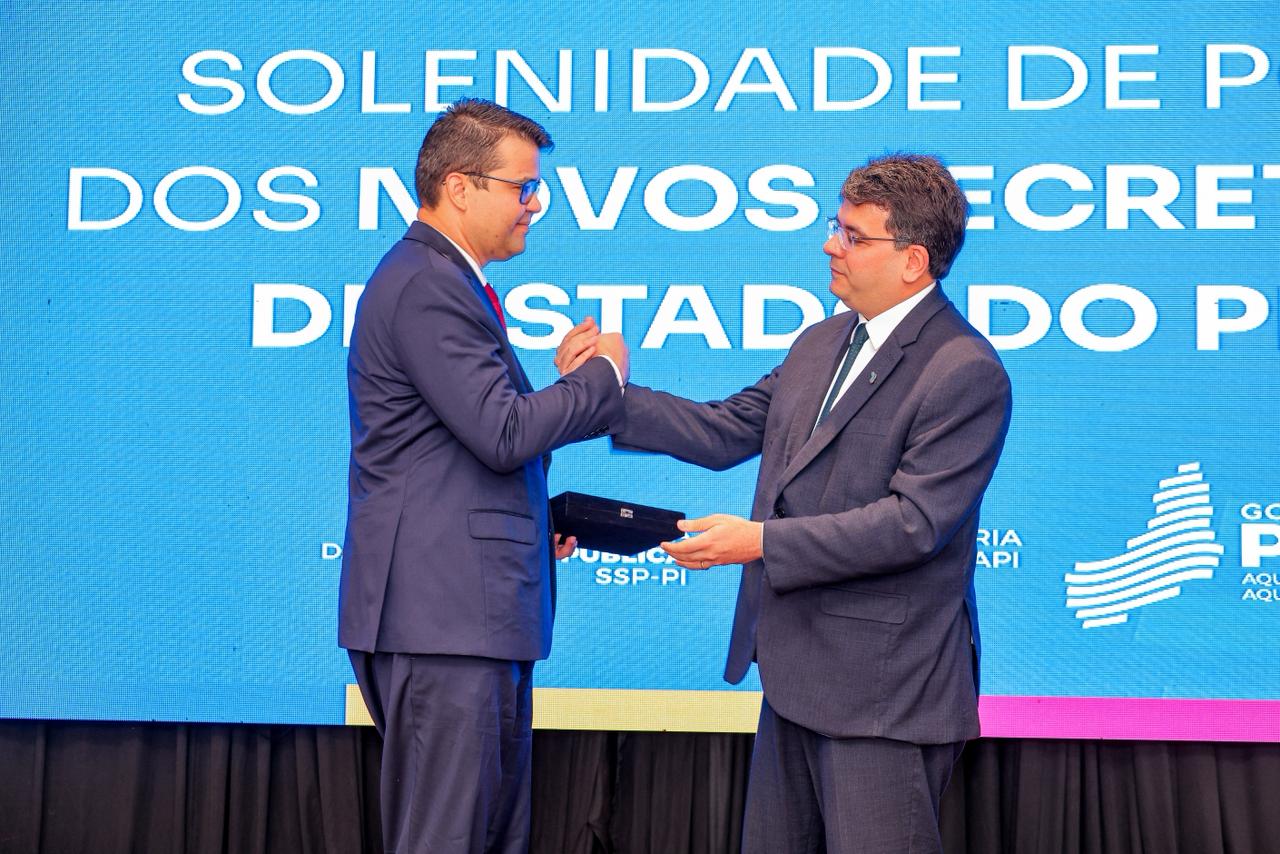 Chico Lucas recebeu homenagem do governador Rafael Fonteles pelos serviços prestados ao Piauí