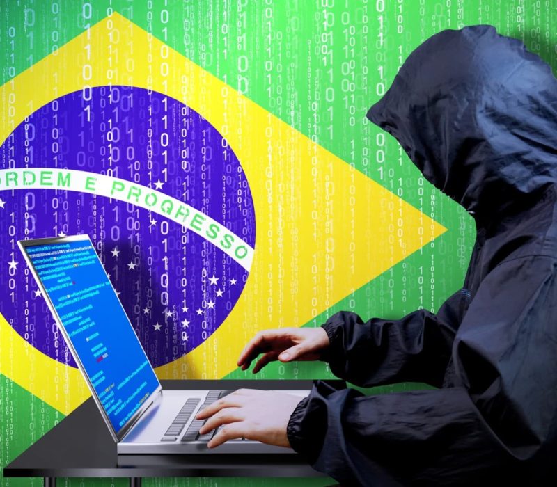 Hacker-invadindo-dispositivo-proximo-da-bandeira-do-Brasil-