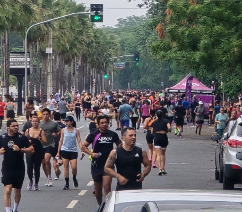 Teresinenses caminhando na Avenida Marechal em Teresina