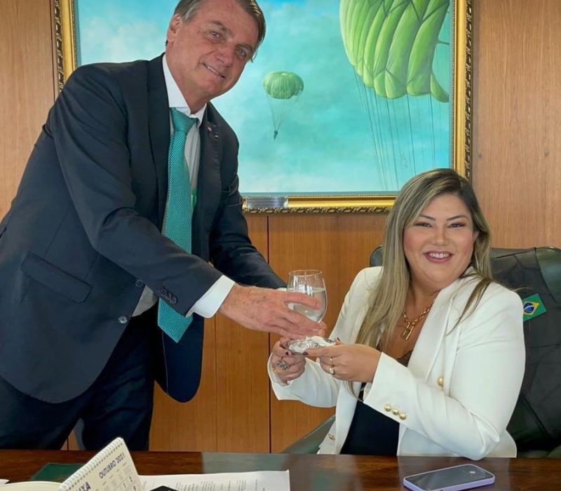 Ex-presidente Bolsonaro e a suplente de vereadora Samantha Cavalca