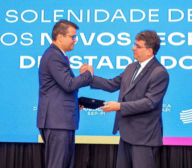 Chico Lucas recebeu homenagem do governador Rafael Fonteles pelos serviços prestados ao Piauí