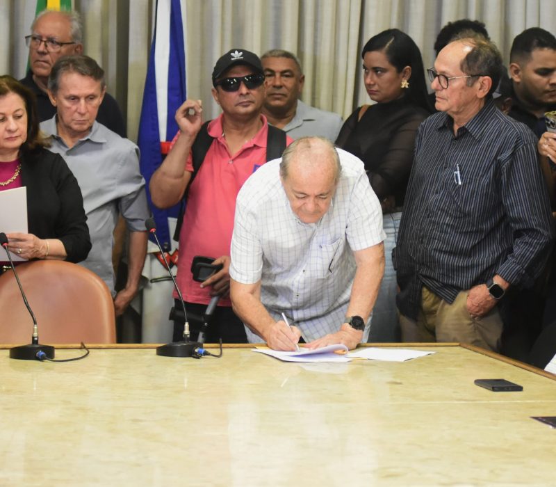 Prefeito Silvio Mendes assina documentos