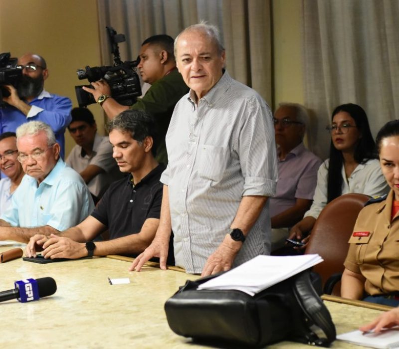 Silvio Mendes em reunião com secretariado