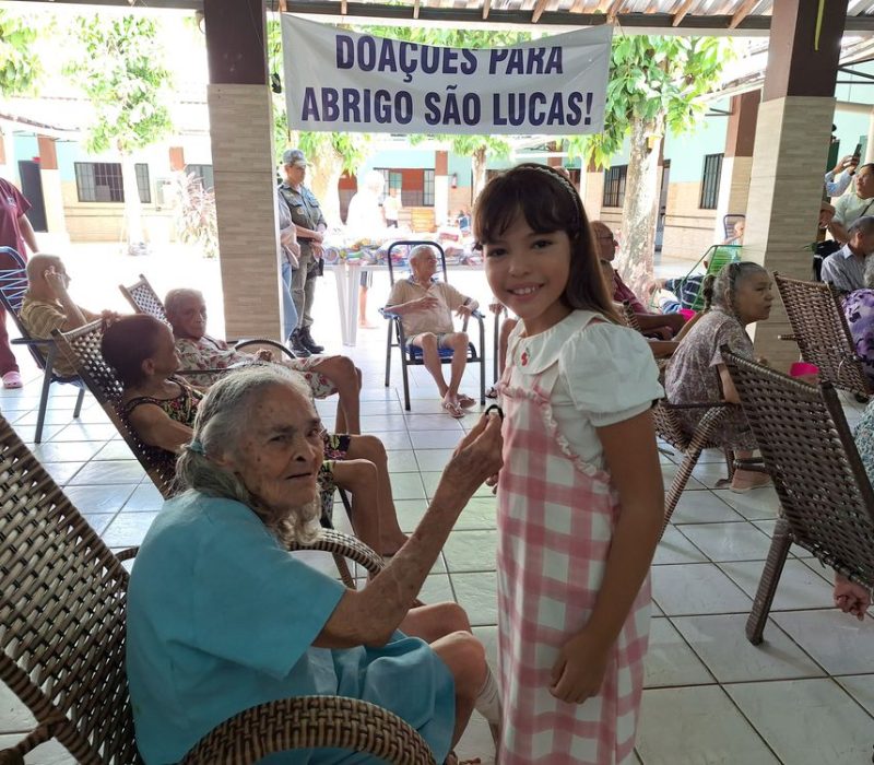A pequena Alice, de 10 anos, e uma idosa do abrigo São Lucas