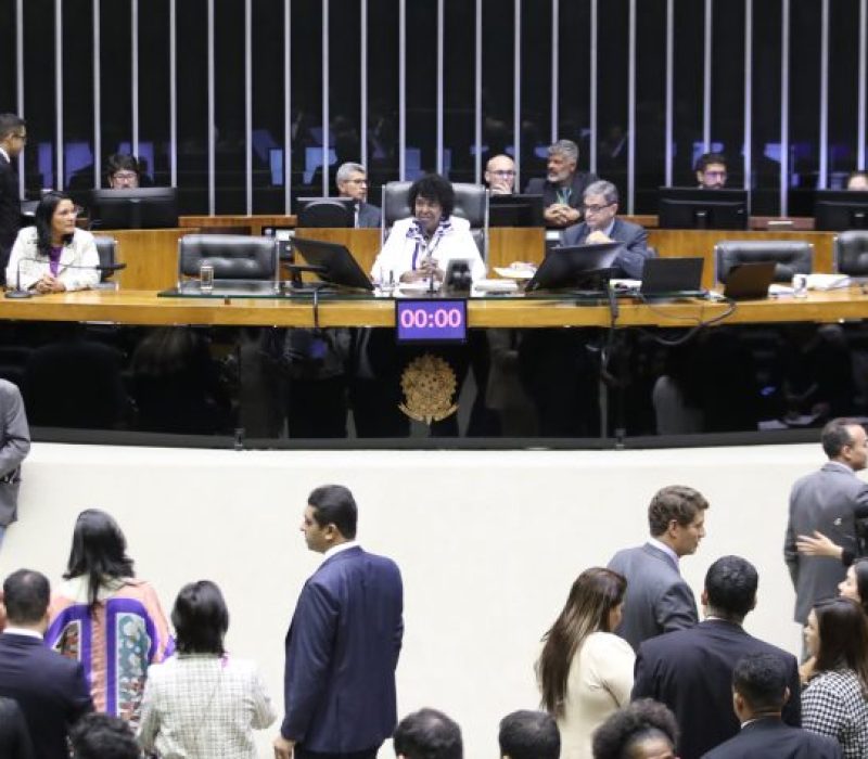 Deputados analisam propostas em Plenário