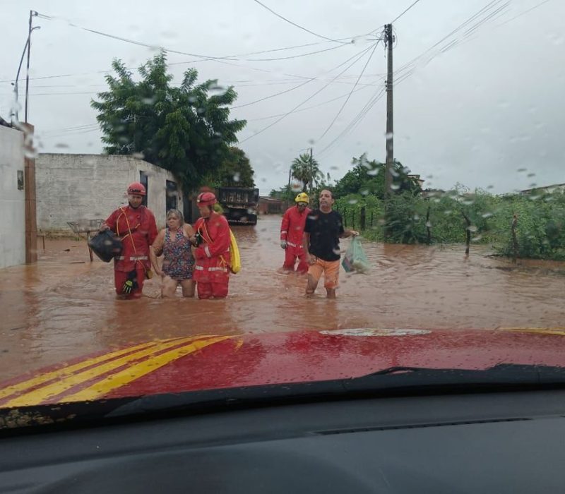 Bombeiros resgatando piauienses