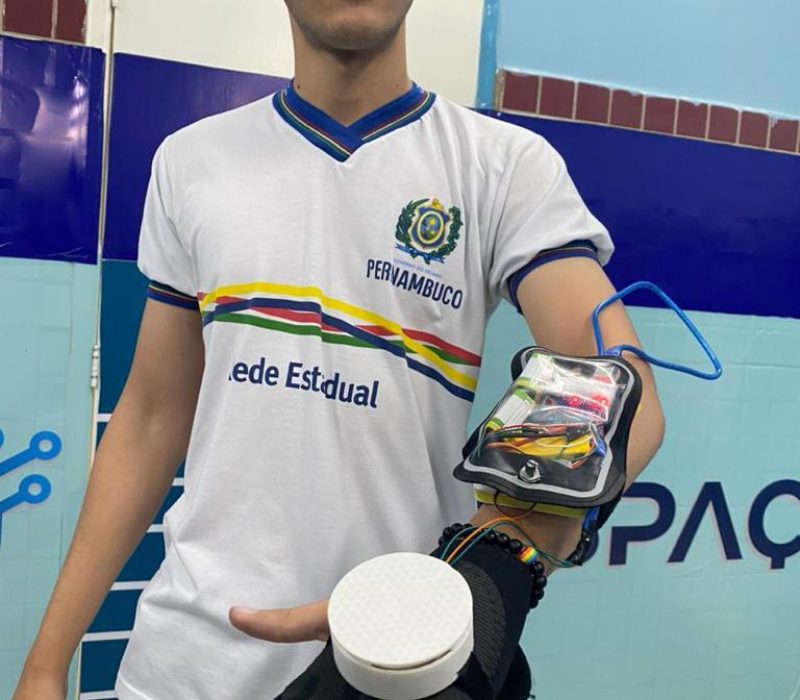 Luva criada por alunos de Pernambuco custa apenas 92 reais