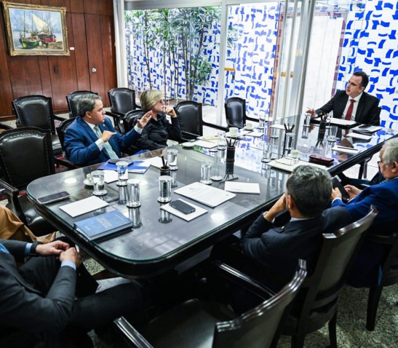 Efraim Filho fala durante a reunião de líderes com o presidente do Senado, Rodrigo Pacheco; líder do União listou projetos prioritários para abril em coletiva logo após a reunião Fonte: Agência Senado
